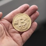 Au café ou pour régler ses impôts, le bitcoin est souvent le bienvenu au Tessin. Considéré comme un terrain d'expérimentation grandeur nature pour la crypto, le canton du sud des Alpes voit s'installer de plus en plus d'établissements grâce au soutien des autorités et rivalise désormais avec Zoug. KEYSTONE/CHRISTIAN BEUTLER